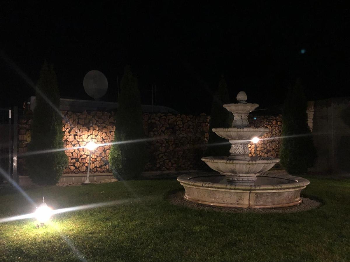 Meduza Wellness Spa S Ubytovanim Hlohovec Exterior photo