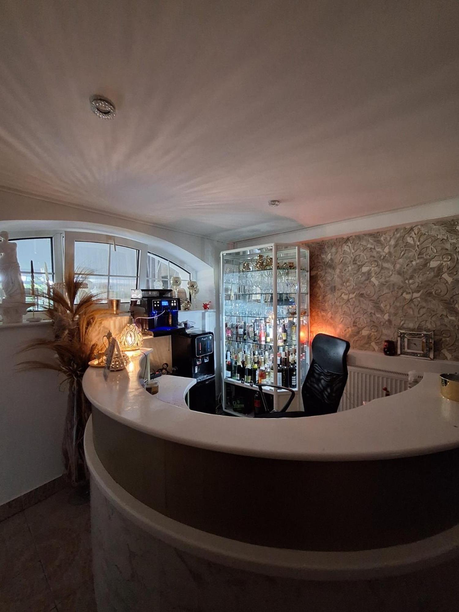 Meduza Wellness Spa S Ubytovanim Hlohovec Exterior photo
