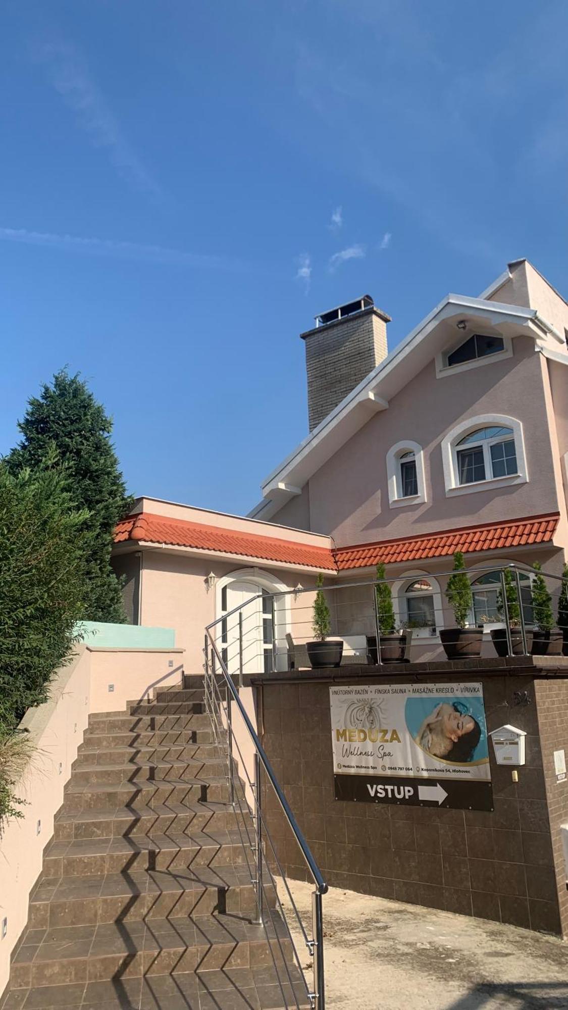 Meduza Wellness Spa S Ubytovanim Hlohovec Exterior photo